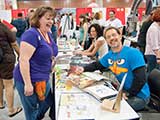Steven signs a calendar for Nac. © Carl Wagner